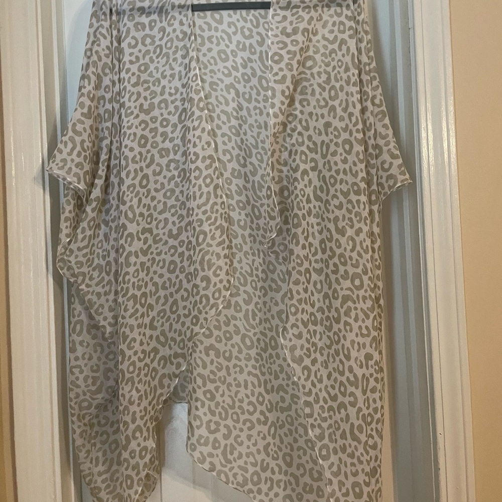 Viv & Lou sheer leopard print kimono